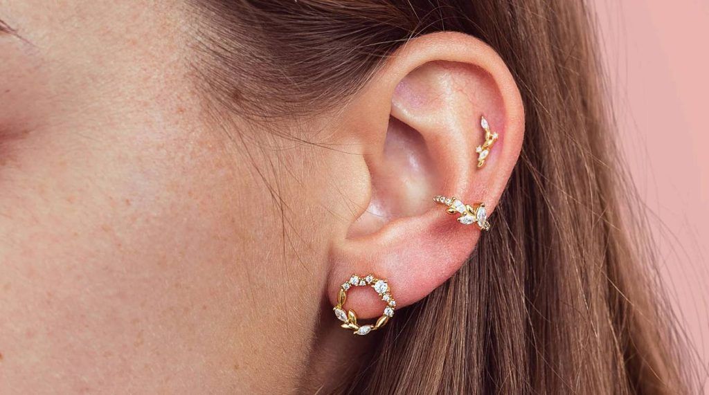 Mujer con varios pendientes en la oreja