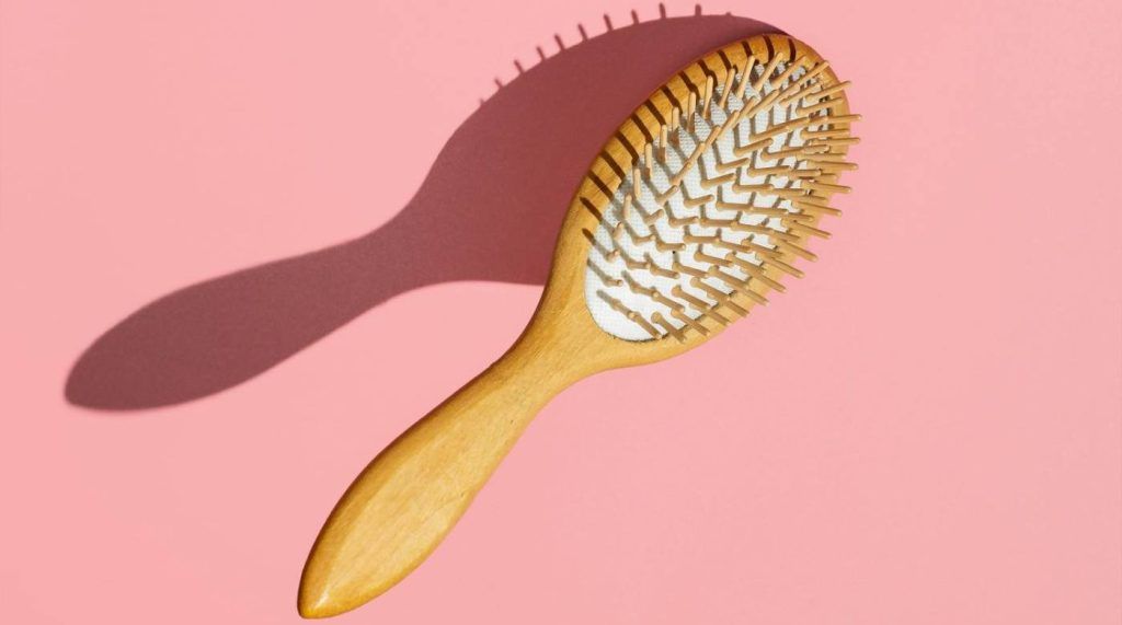 Limpiar un cepillo del pelo