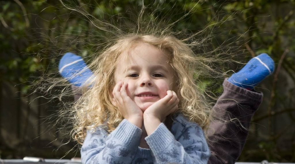 Cómo quitar la electricidad estática de la ropa: guía Práctica y consejos 2 Electricidad estática ropa niña