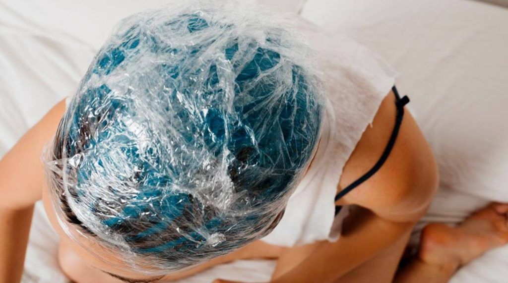 Mujer tintándose el pelo