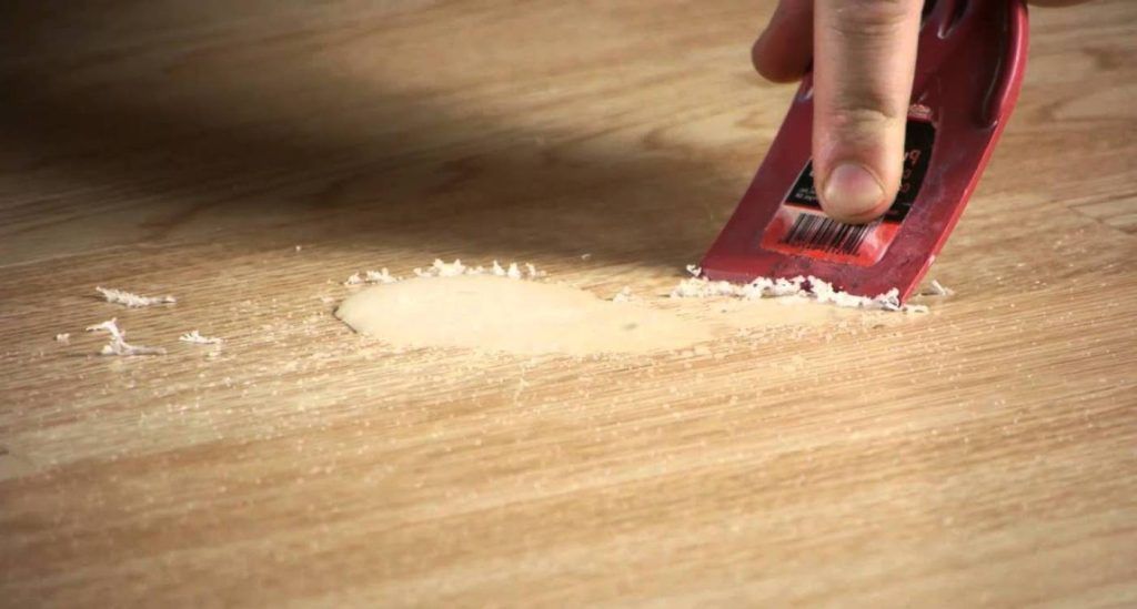Quitar cera del suelo con espatula