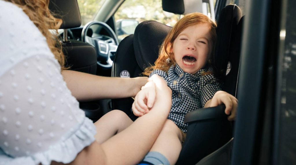 Niña llorando coche