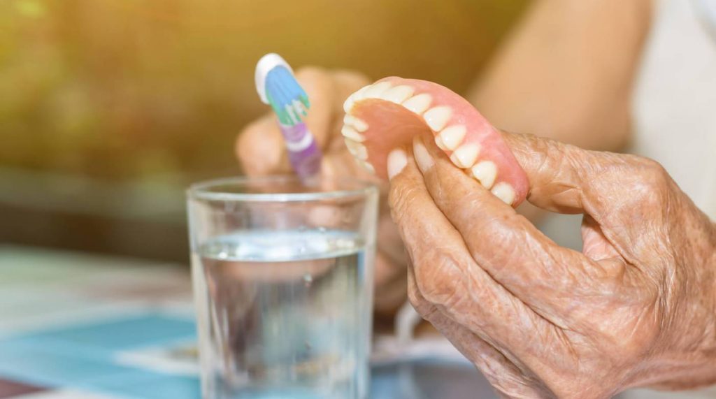 Cómo limpiar dentadura postiza con agua oxigenada 8 limpiar dentadura postiza con agua oxigenada