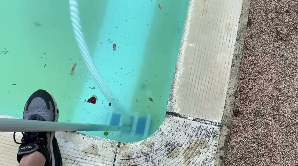 quitar el polvo del fondo de la piscina