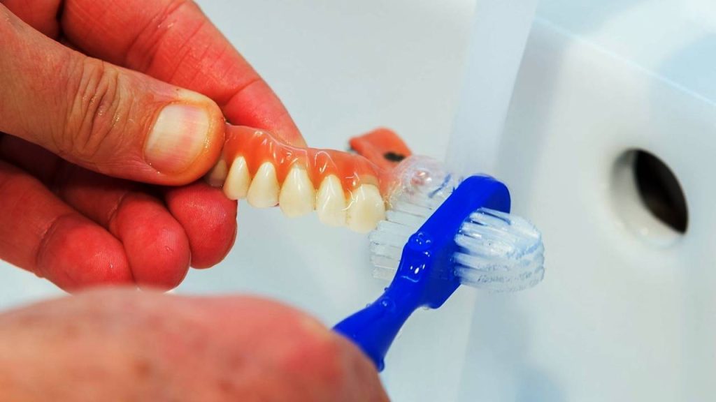 Limpiar dentadura postiza con jabon
