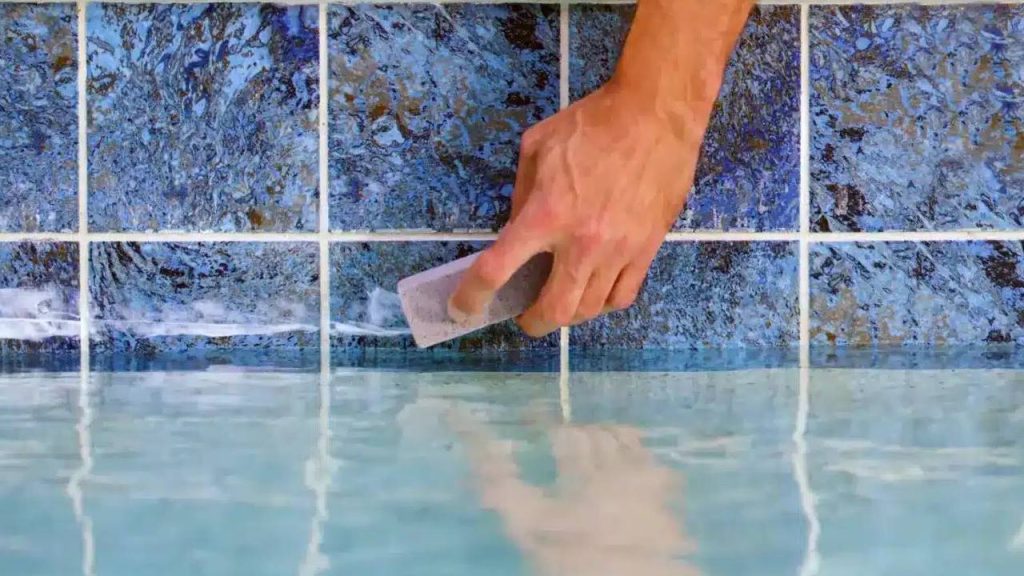 Limpiar las paredes de la piscina sin vaciarla